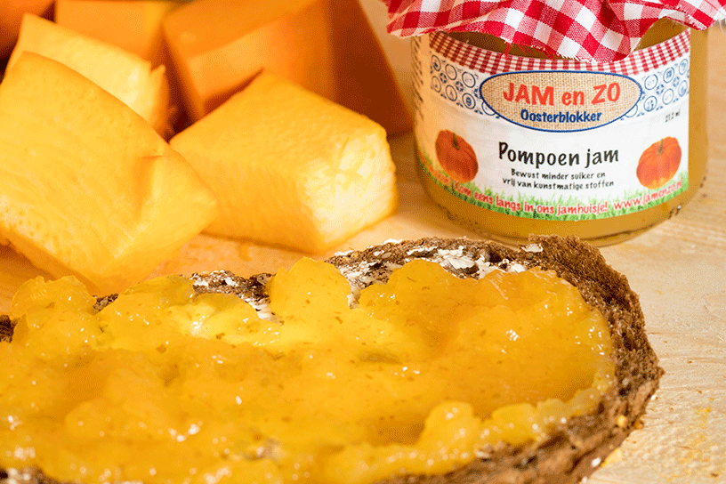 boterham met pompoenjam en potje jam ernaast